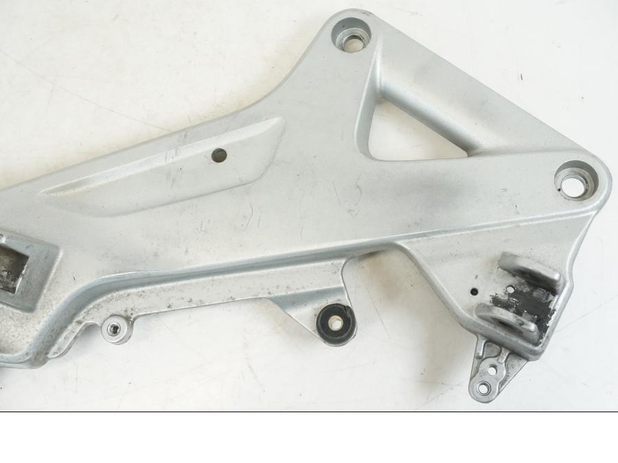 Baksidan på Fotpinnefäste från en Honda ST 1300 -2002 motorcykel.