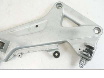 Baksidan på Fotpinnefäste från en Honda ST 1300 -2002 motorcykel.