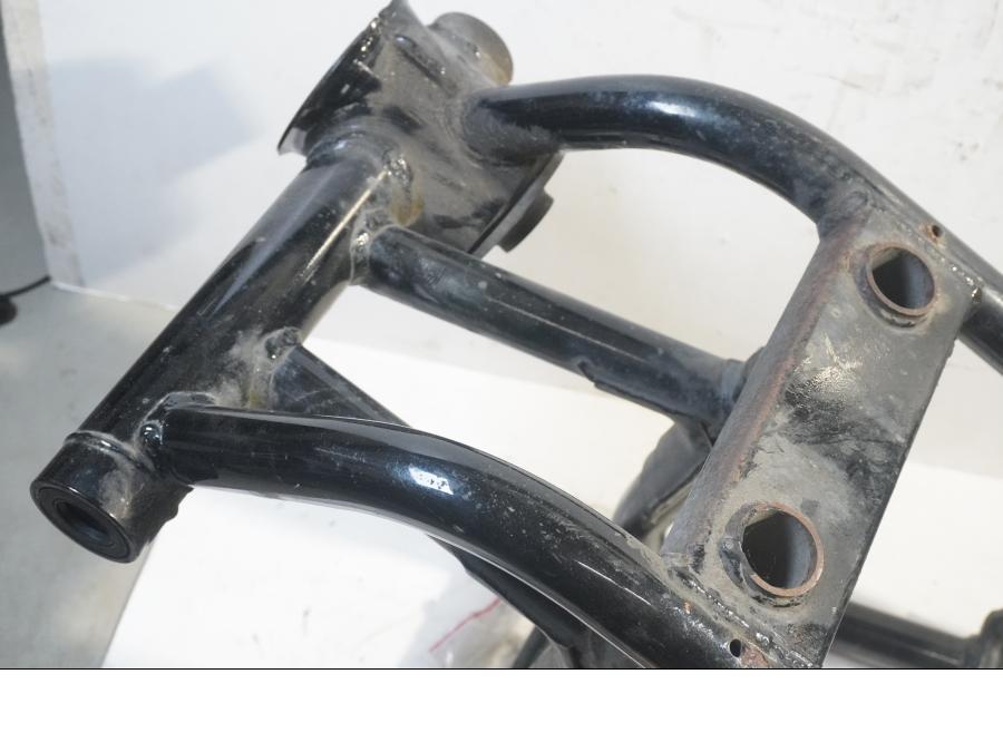 Vänster sida på Sving från en Yamaha XVS 650 -1997 motorcykel.