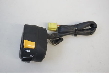 Baksidan på Styrelreglage från en Suzuki SFV 650 A Gladius -2012 motorcykel.