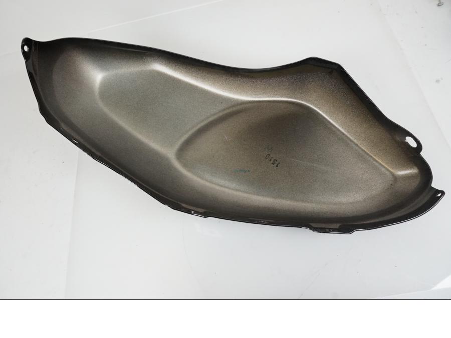 Vänster sida på Tankkåpa från en Yamaha XSR 700 -2021 motorcykel.