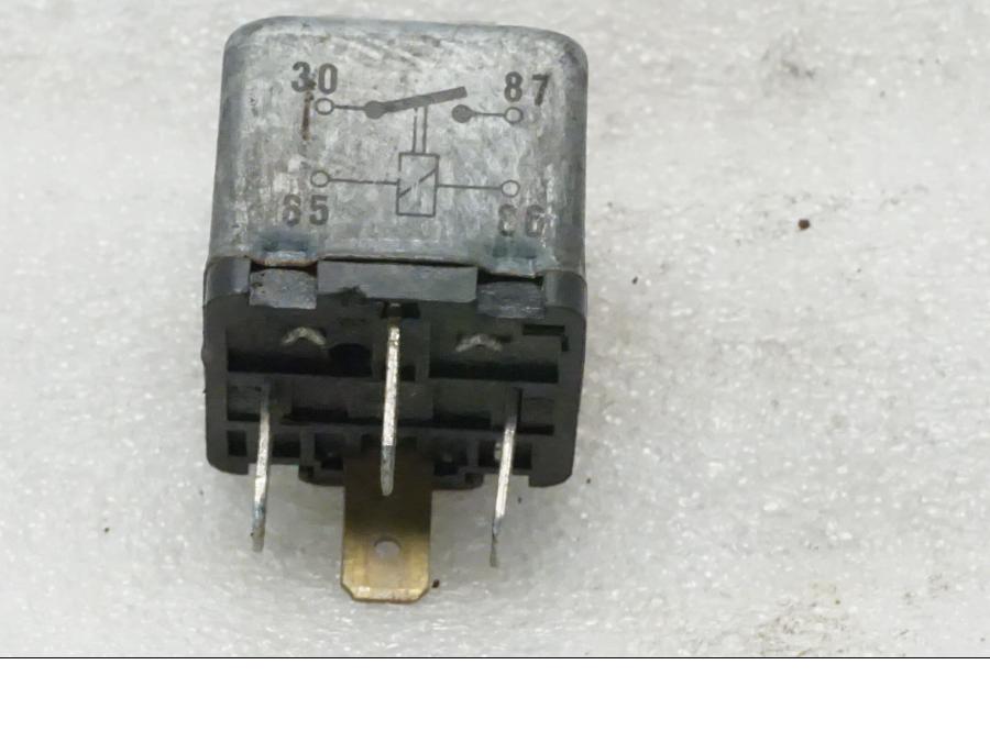 Framsidan på Relä från en BMW R 90 -1975 motorcykel.