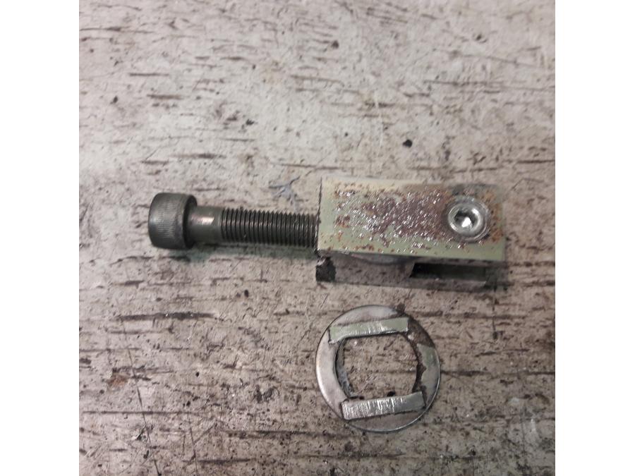 Framsidan på Fotpinnefäste från en Suzuki LS 650 -2002 motorcykel.