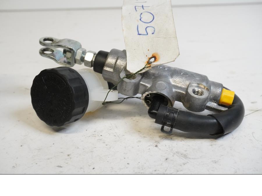 Baksidan på Bromshuvudcylinder från en Yamaha XT 660 R -2014 motorcykel.