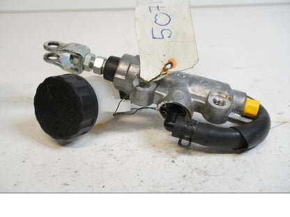 Baksidan på Bromshuvudcylinder från en Yamaha XT 660 R -2014 motorcykel.