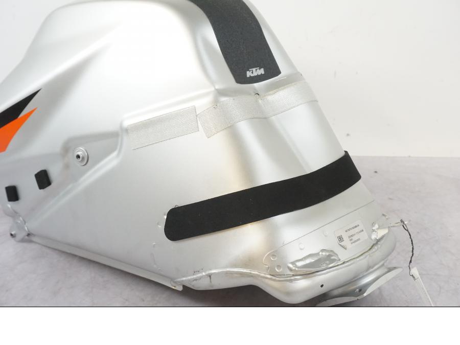 Höger sida på Bensintank från en KTM 1290 Super Duke R -2022 motorcykel.