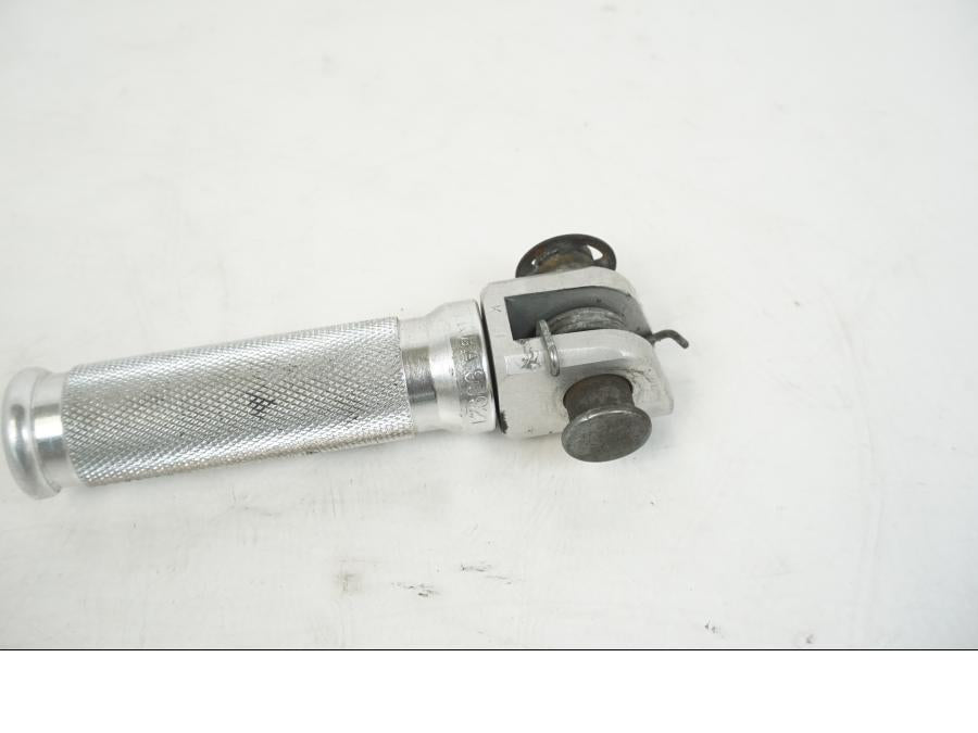 Snett nerifrån på Fotpinne från en Kawasaki ZZR 1100 -1994 motorcykel.