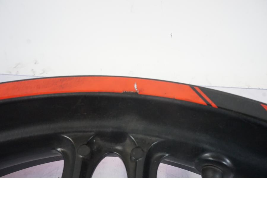 Höger sida på Fälg från en Yamaha YZF-R 125 -2008 motorcykel.