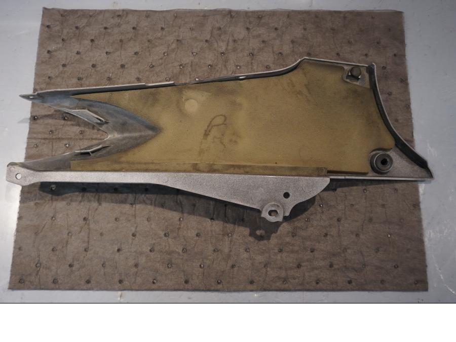 Baksidan på Sidopanel från en Yamaha FJR 1300 -2004 motorcykel.