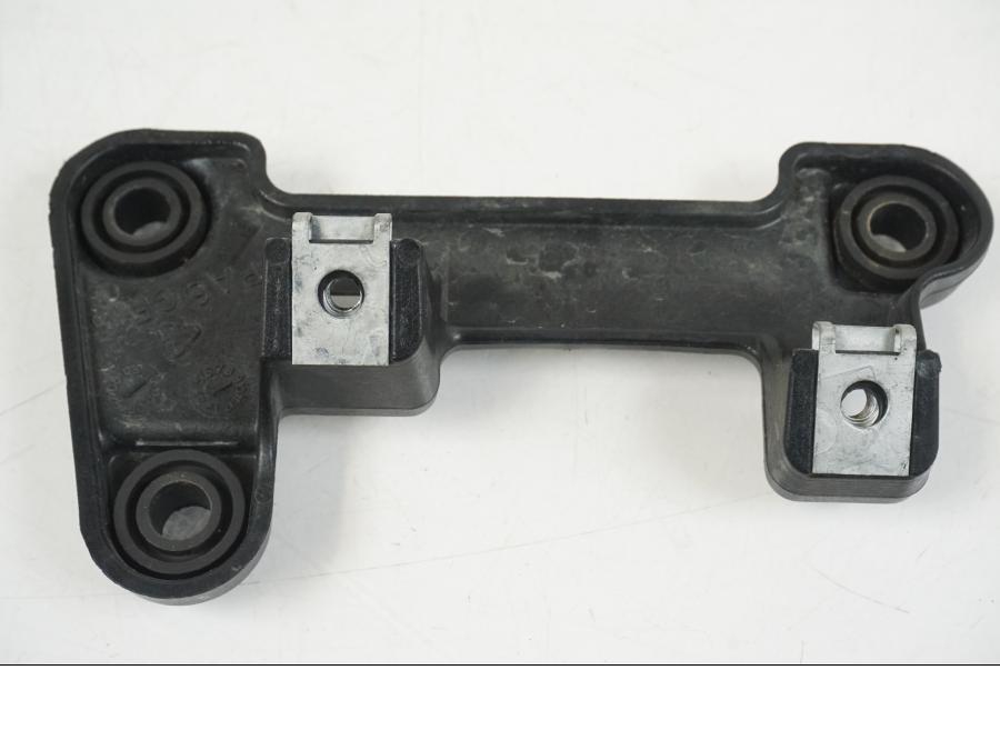 Snett nerifrån på Instrumentpanelsfäste från en Aprilia RS 125 -2008 motorcykel.