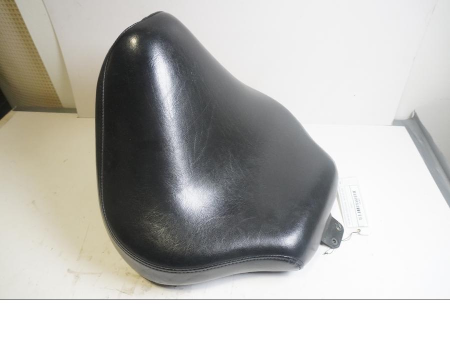 Framsidan på Sadel från en Yamaha XVS 1100 -1999 motorcykel.