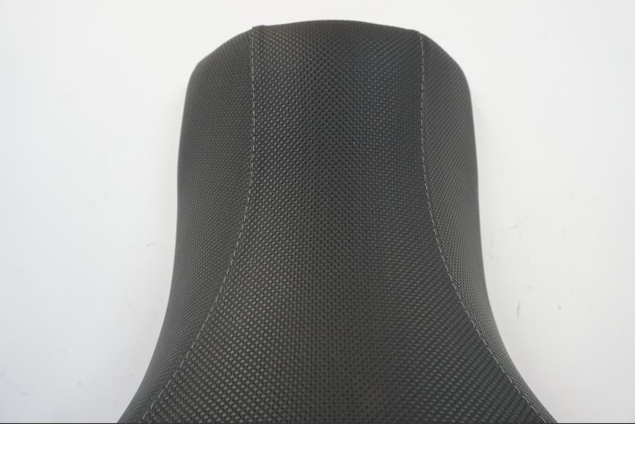 Snett uppifrån på Sadel från en Triumph Tiger -2009 motorcykel.