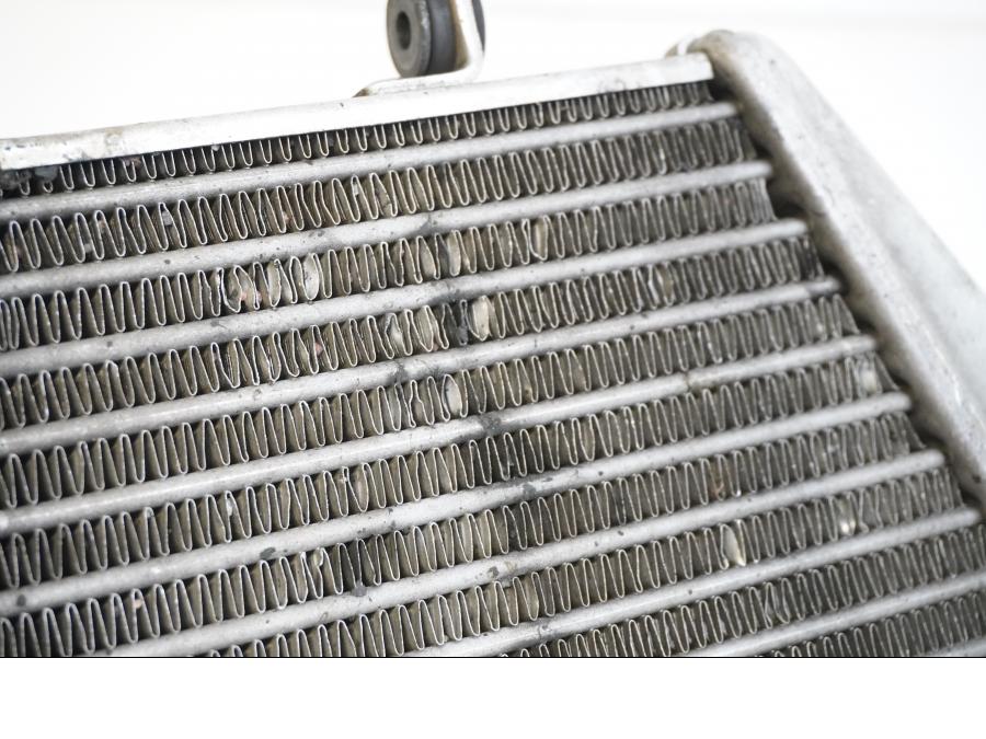 Höger sida på Oljekyl från en Aprilia Tuono V4R -2018 motorcykel.