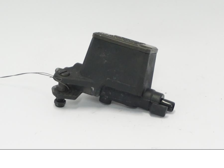 Baksidan på Bromshuvudcylinder från en BMW G 650 GS -2011 motorcykel.