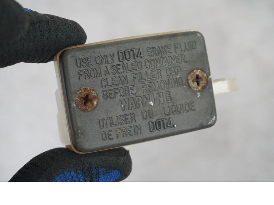 Vänster sida på Bromsvätskebehållare från en Suzuki SV 650 -1999 motorcykel.