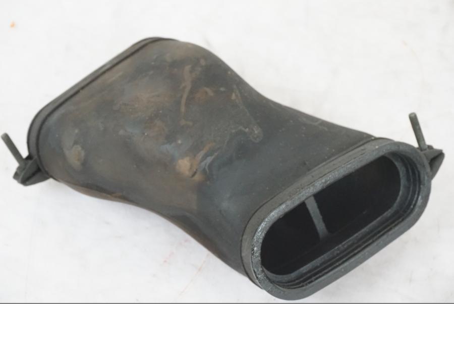 Vänster sida på Luftrör från en Yamaha XVS 1100 -2000 motorcykel.