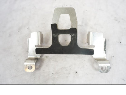 Snett nerifrån på Batterihållare från en KTM 690 SMCR -2016 motorcykel.