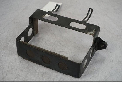 Höger sida på Batterihållare från en Suzuki VZ 800 -2000 motorcykel.