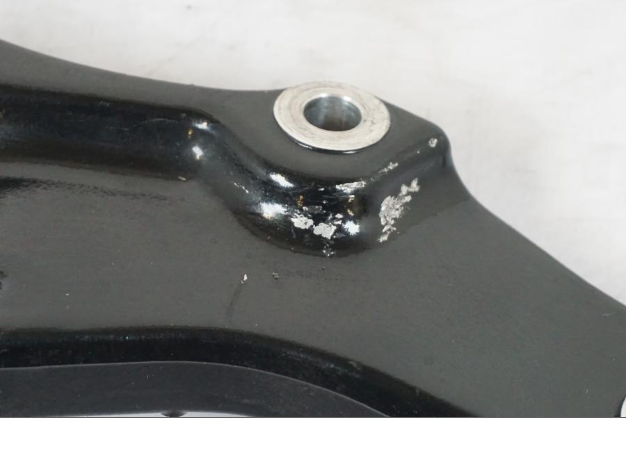 Baksidan på Bromsoksfäste från en Yamaha XVS 1100 -2004 motorcykel.