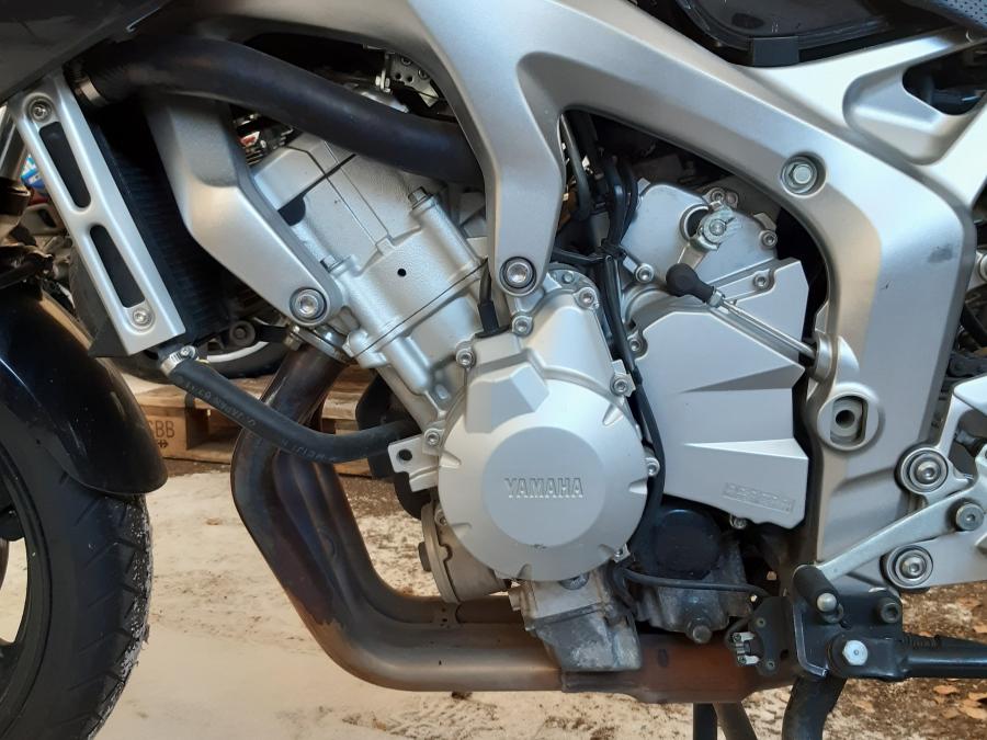 Vänster sida på Motorpaket från en Yamaha FZ-6 -2007 motorcykel.