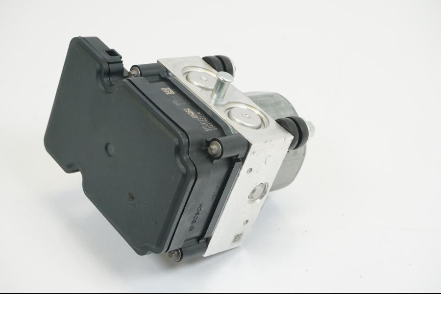 Snett nerifrån på ABS Modulator från en KTM 1190 Adventure -2013 motorcykel.