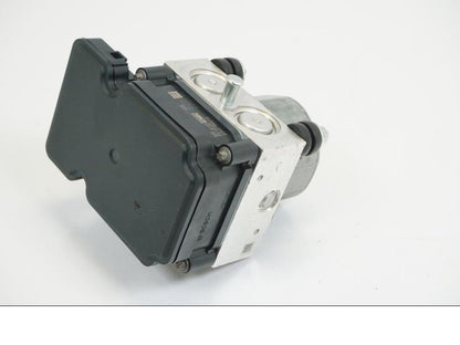 Snett nerifrån på ABS Modulator från en KTM 1190 Adventure -2013 motorcykel.