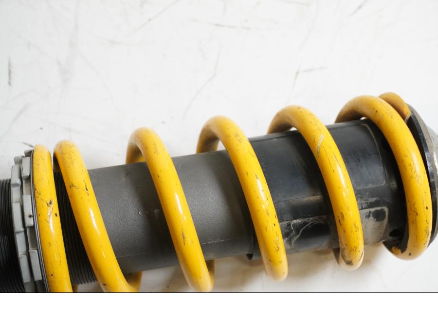 Snett uppifrån på Stötdämpare från en Suzuki GSX-R 1000 -2006 motorcykel.