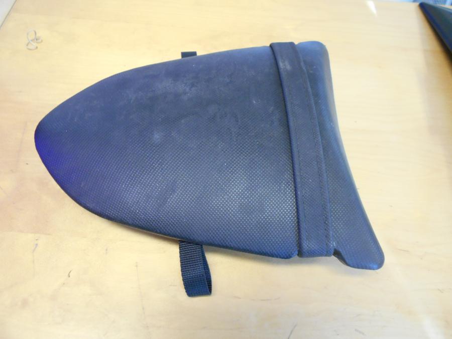 Vänster sida på Sadel från en Kawasaki ZX-10R -2006 motorcykel.