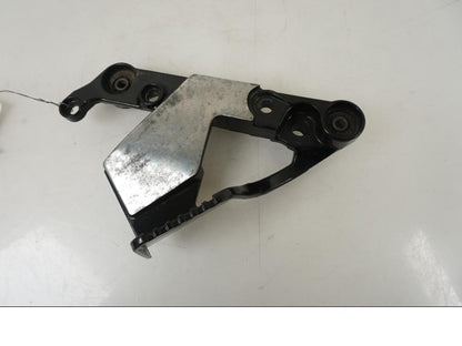 Framsidan på Fotpinnefäste från en Yamaha FZ 750 -1988 motorcykel.