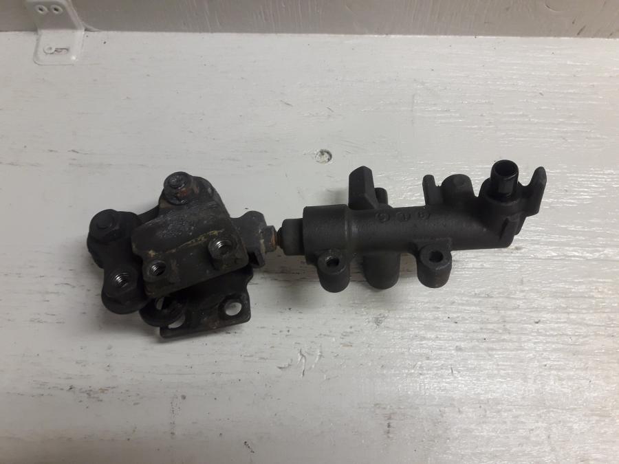 Baksidan på Bromsfördelare från en Honda CBR 1000 F -1999 motorcykel.