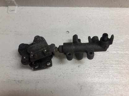 Baksidan på Bromsfördelare från en Honda CBR 1000 F -1999 motorcykel.