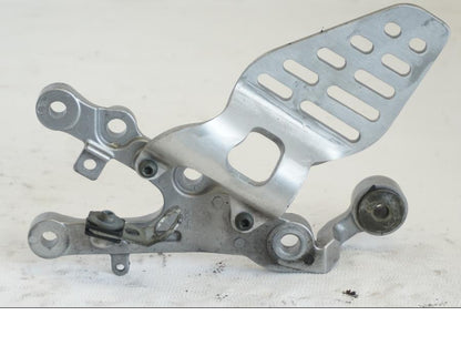 Höger sida på Fotpinnefäste från en Yamaha YZF R6 -2006 motorcykel.