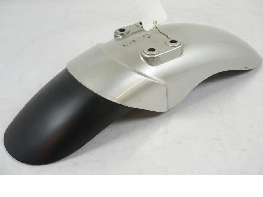 Snett uppifrån på <p>Framskärm från Yamaha V-MAX 1200 1997.</p>

<p>Mindre ytliga repor finns se bilder.</p>

<p>Skavmärke se bild.</p> motorcykel.