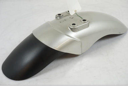 Snett uppifrån på <p>Framskärm från Yamaha V-MAX 1200 1997.</p>

<p>Mindre ytliga repor finns se bilder.</p>

<p>Skavmärke se bild.</p> motorcykel.