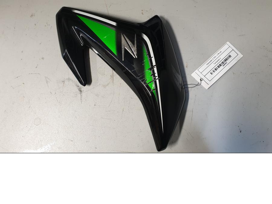 Höger sida på Bensintankskåpa från en Kawasaki Z 900 -2017 motorcykel.