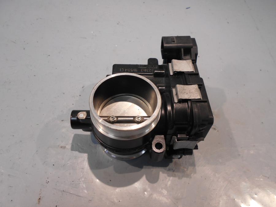 Framsidan på Spjällhus från en BMW R 1200 GS -2014 motorcykel.