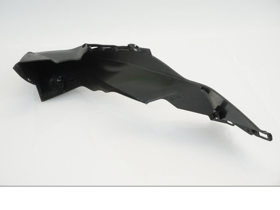 Höger sida på Kylarvinge från en KTM 1290 Super Duke -2020 motorcykel.