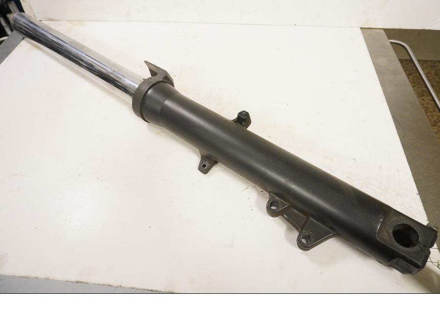 Framsidan på Gaffelben från en Aprilia ETV 1000 -2002 motorcykel.