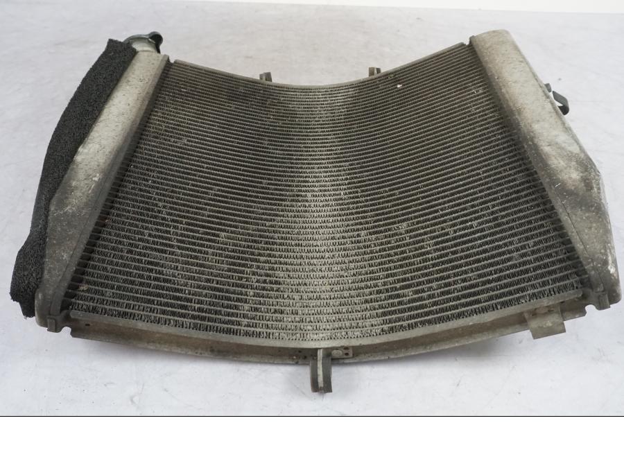 Höger sida på Vattenkyl från en Kawasaki ZX-10R -2008 motorcykel.