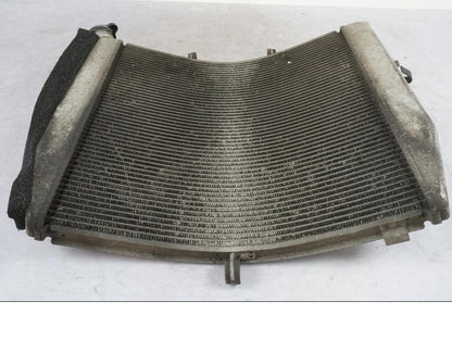 Höger sida på Vattenkyl från en Kawasaki ZX-10R -2008 motorcykel.