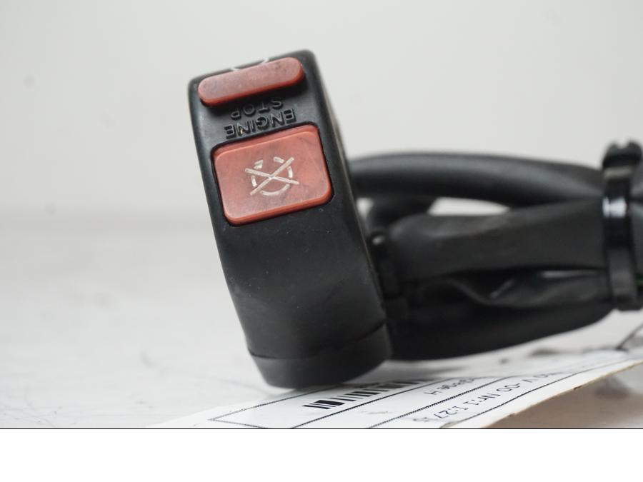 Snett uppifrån på Styrelreglage från en Honda XL 650 V -2000 motorcykel.