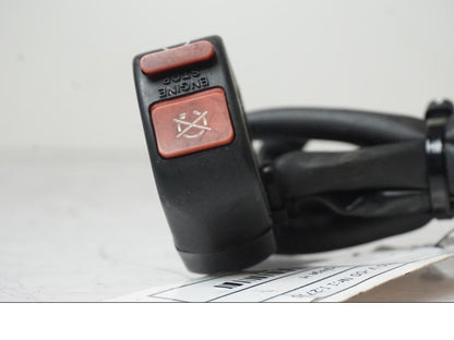 Snett uppifrån på Styrelreglage från en Honda XL 650 V -2000 motorcykel.