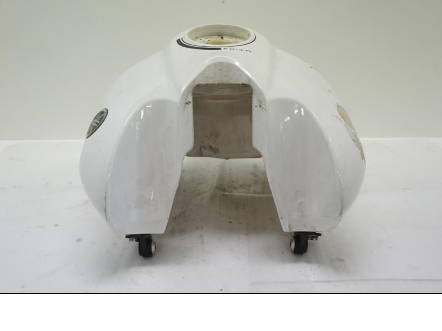 Vänster sida på Bensintank från en Yamaha MT-03 -2007 motorcykel.