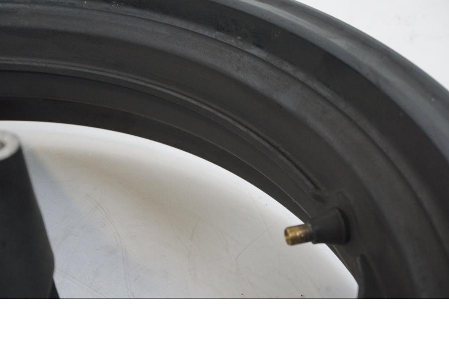 Höger sida på Fälg från en Yamaha XJR 1300 -2002 motorcykel.