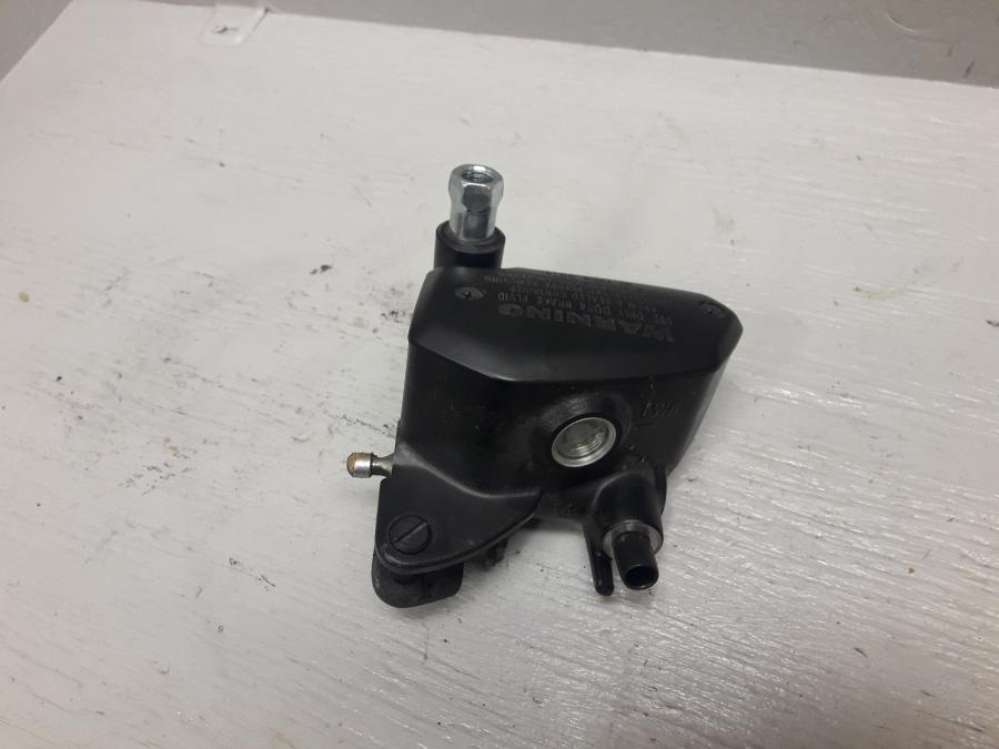 Framsidan på Bromshuvudcylinder från en Kawasaki ER-6N -2015 motorcykel.