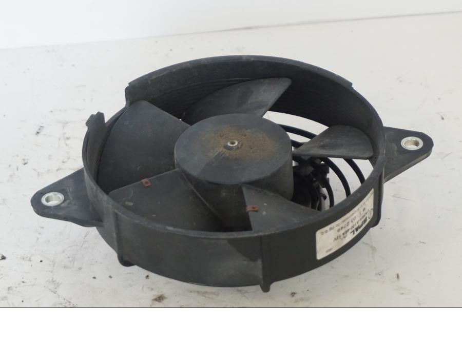 Snett uppifrån på Vattenkylfläkt från en Honda SH 300 A -2011 scooter.