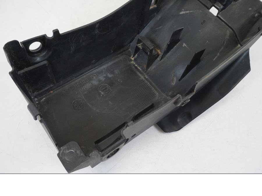 Höger sida på Batterihållare från en Yamaha XSR 700 -2016 motorcykel.