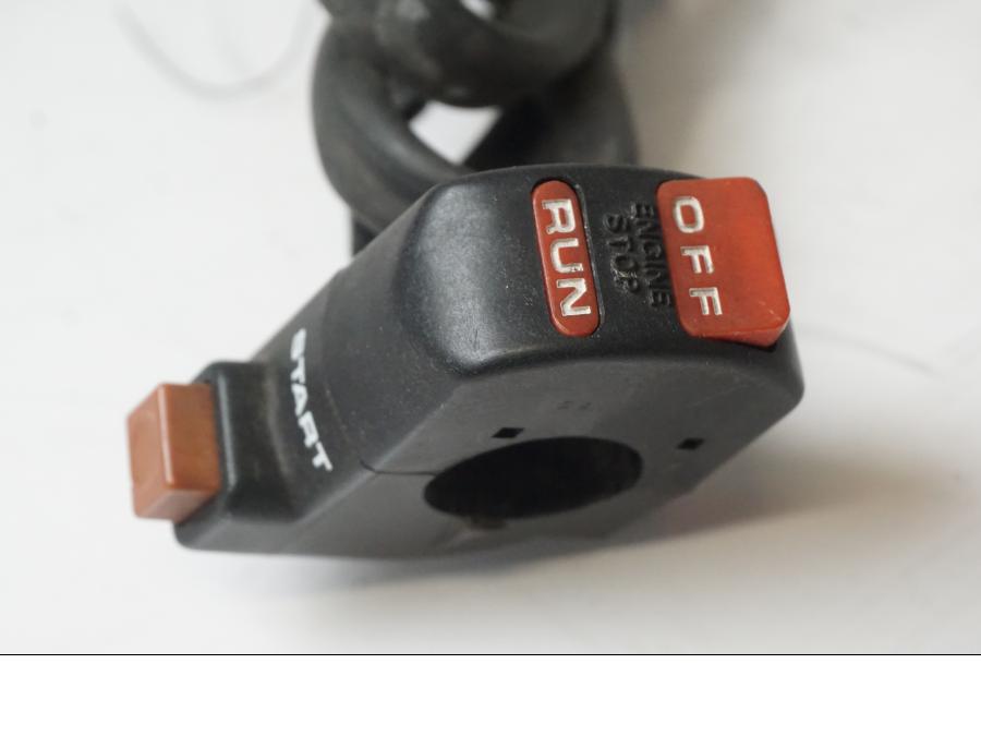 Baksidan på <p>Styrelreglage höger från Honda XRV 750 1993.</p>

<p>Saknar plastpiggen för låsning på styret se bild.</p> motorcykel.