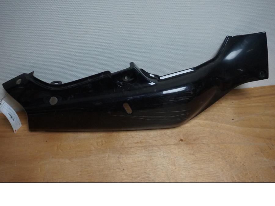 Framsidan på <p>Bakvinge höger från Suzuki GSX-R 750 1992.</p>

<p>Grova repor.</p> motorcykel.