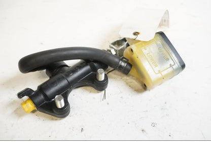 Baksidan på Bromshuvudcylinder från en Triumph Speed Triple -2009 motorcykel.